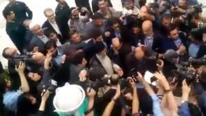 ویدئو/ رد شدن “رئیسی” از زیر قرآن در ستاد انتخابات کشور