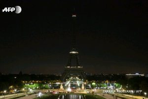 برج ایفل به احترام قربانیان حملات تروریستی تهران خاموش شد