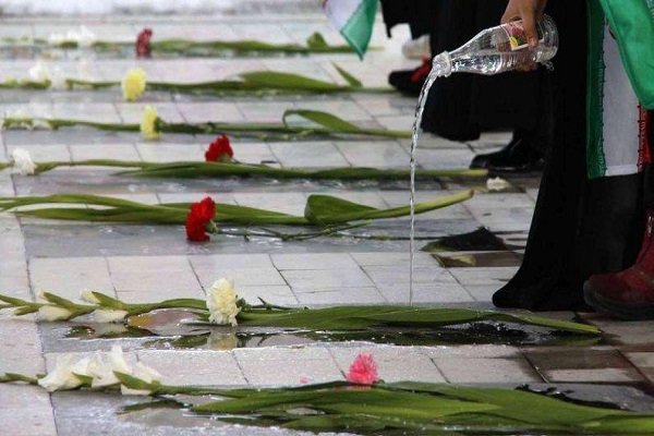 غبار روبی  و عطر افشانی گلزار شهدا مسجدسلیمان به مناسبت هفته دفاع مقدس