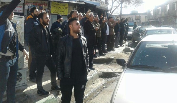 اجتماع تعدادی از افراد در میدان آزادی کرمانشاه
