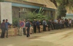 کارمندان شهرداری مسجدسلیمان دست از کار کشیدند/ حضور شهردار در بین اعتصاب کنندگان