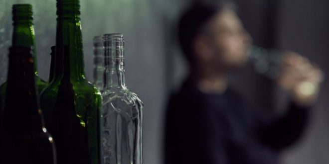 مسمومان با الکل تعقیب نمی‌شوند؛ به بیمارستان‌ها مراجعه کنند