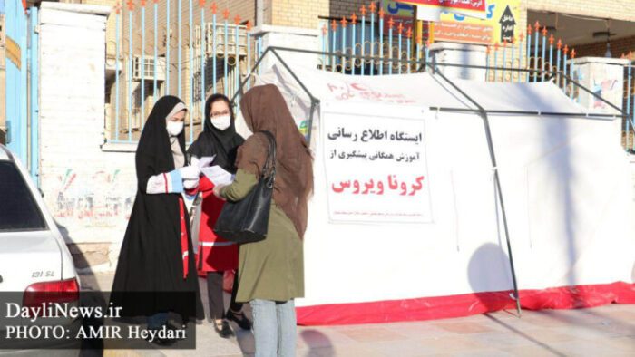 توزیع پمفلت های آموزشی به منظور پیشگیری از شیوع کرونا ویروس توسط سازمان هلال احمر شهرستان مسجدسلیمان