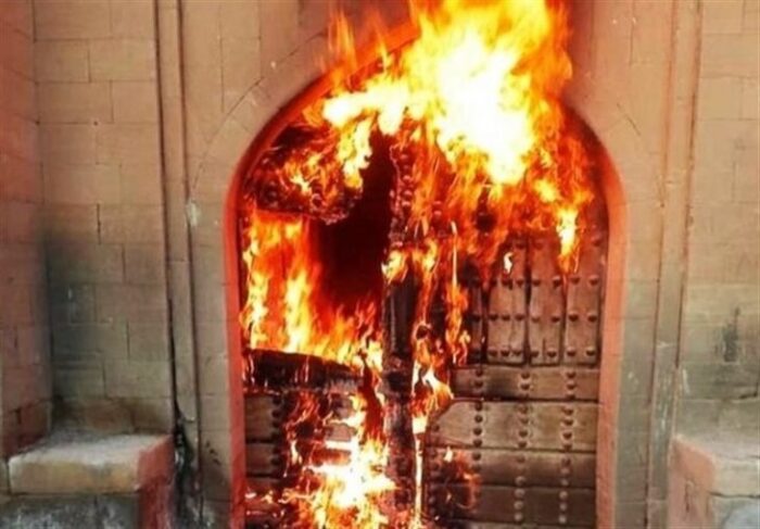 نابودی یک اثر ۳۰۰ ساله توسط افراد ناشناس / بنای تاریخی خانه مرعشی شوشتر در آتش سوخت