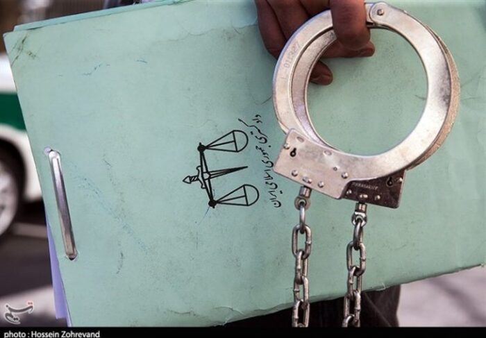 دستبند پلیس بر دستان سارق مسلح در مسجدسلیمان