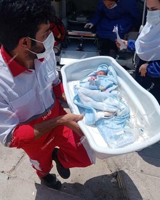 انتقال نوزاد تازه متولد شده در مسجدسلیمان توسط نجاتگران هلال احمر