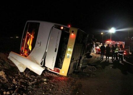 اتوبوسی در محور دامغان به شاهرود واژگون شد