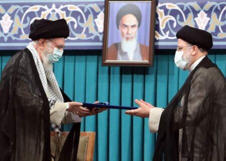 رهبر انقلاب، با تنفیذ رای ملت حجت الاسلام رئیسی را به ریاست جمهوری اسلامی ایران منصوب کردند