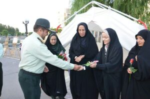 اهدا شاخه گل به بانوان محجبه توسط پلیس مراغه به مناسبت هفته عفاف و حجاب+ عکس