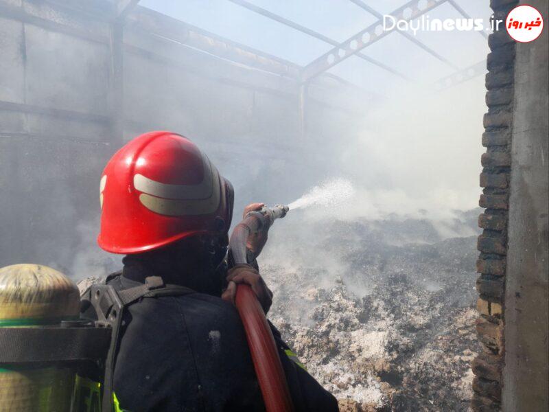 آتش سوزی کارخانه تولیدی شانه تخم مرغ واقع در شهرک صنعتی مرند