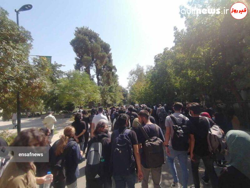 تجمع در دانشگاه تهران در اعتراض به گشت ارشاد و فوت مهسا امینی + تصاویر