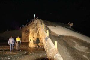 بارش باران پل ارتباطی مونه بن لار معمولان را تخریب کرد