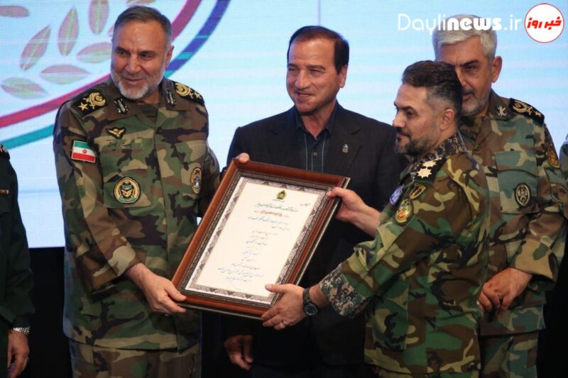 لوح غیرت عباسی به مدیر تربیت بدنی نیروی زمینی ارتش اعطا شد